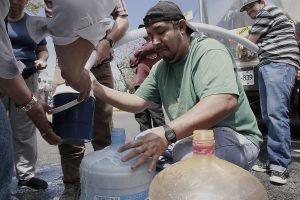 Productores de leche de Los Altos y la Ciénega, protestaron a las afueras de las oficinas de la SAGARPA.  Foto: Alejandra Leyva