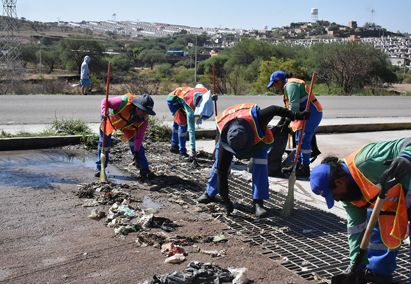 Municipio Continua con la Limpieza de Canaletas y Caimanes | Palestra ...